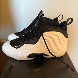 Nike Foamposite - Black and White